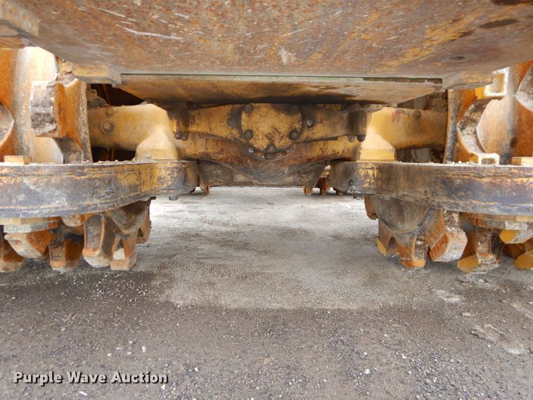 image for item DH4411 1991 Caterpillar 815B soil compactor