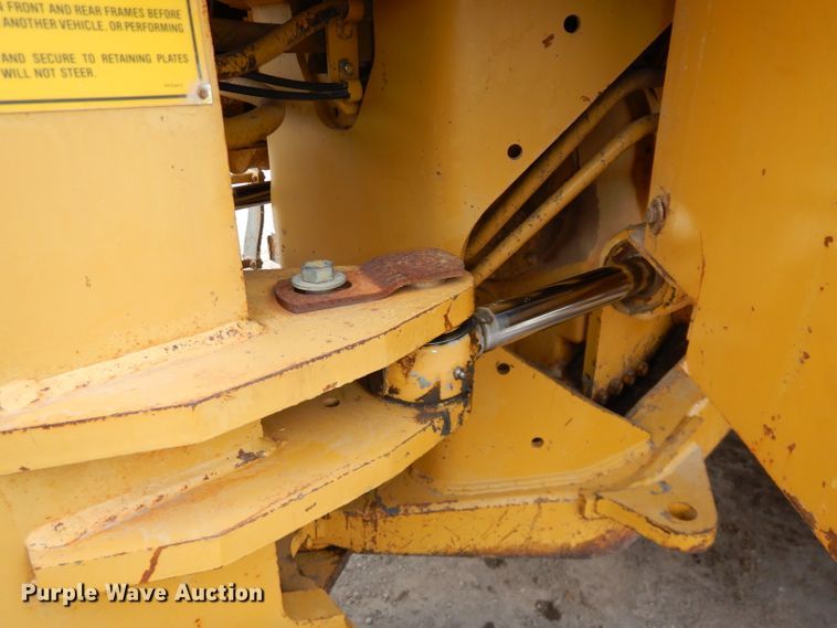 image for item DH4411 1991 Caterpillar 815B soil compactor