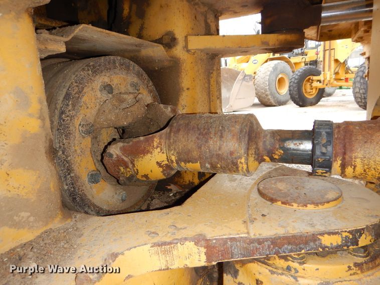 image for item DH4411 1991 Caterpillar 815B soil compactor