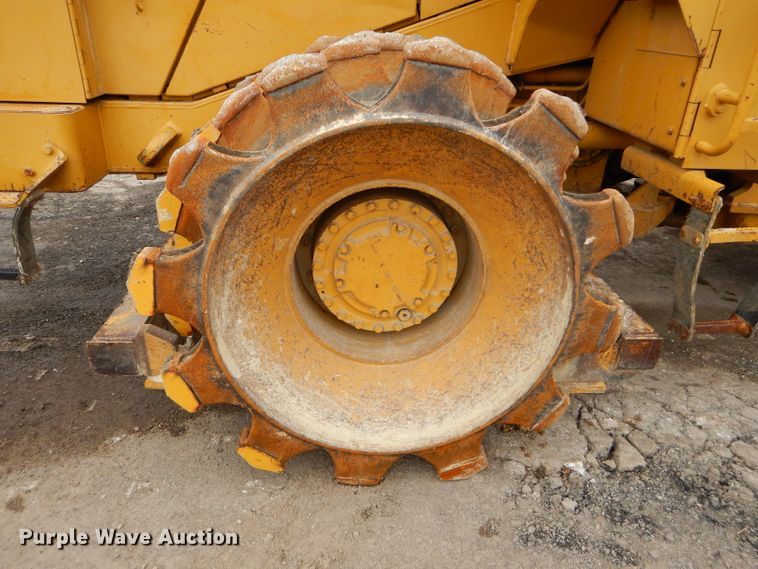 image for item DH4411 1991 Caterpillar 815B soil compactor