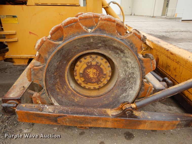 image for item DH4411 1991 Caterpillar 815B soil compactor