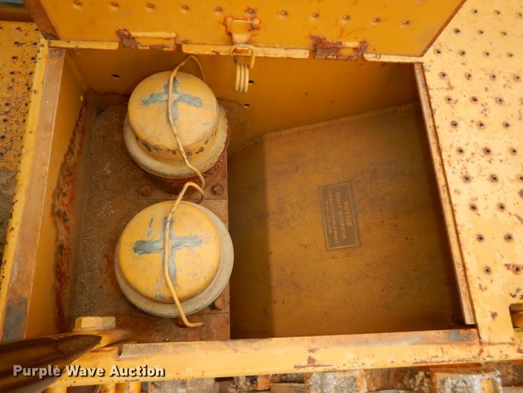 image for item DH4411 1991 Caterpillar 815B soil compactor