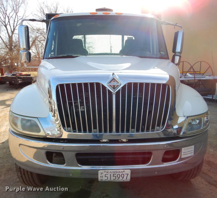 image for item DH4422 2006 International 4300 flatbed truck
