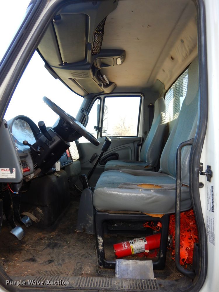 image for item DH4422 2006 International 4300 flatbed truck