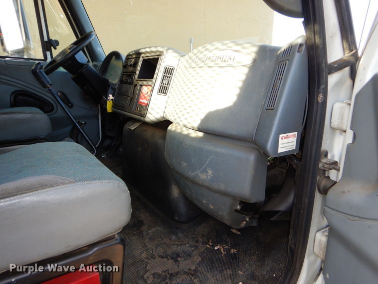 image for item DH4422 2006 International 4300 flatbed truck