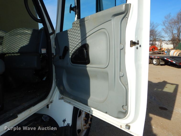 image for item DH4422 2006 International 4300 flatbed truck