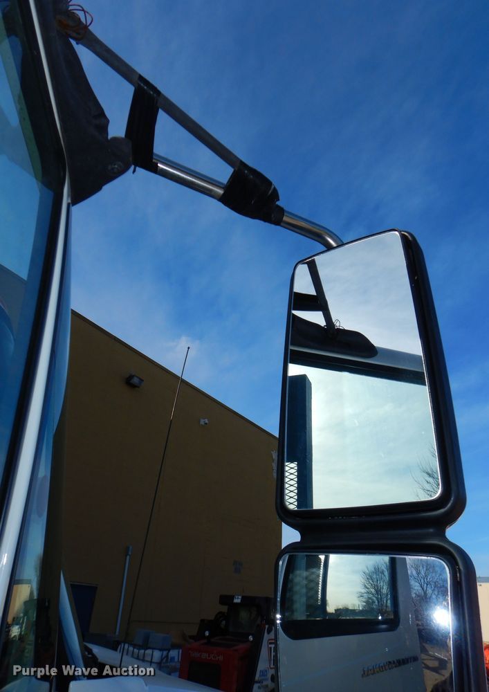 image for item DH4422 2006 International 4300 flatbed truck