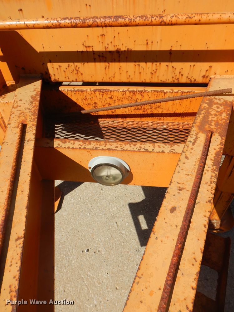 image for item DH4427 2006 Redi Haul R30210TB tilt deck equipment trailer