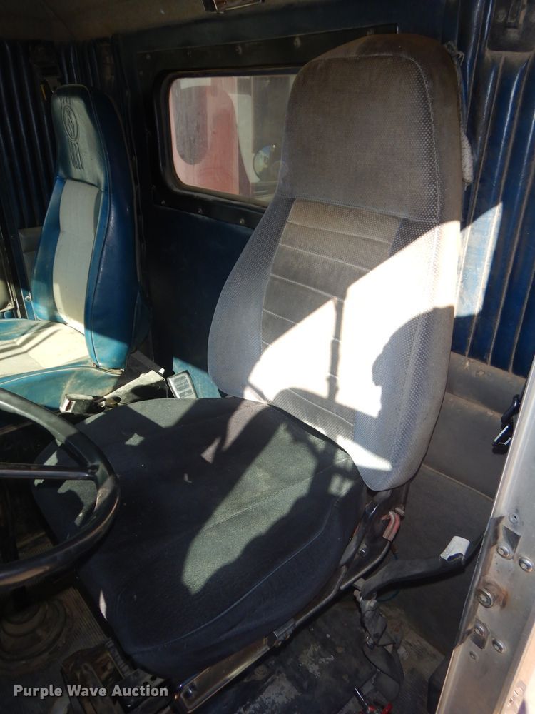 image for item DH4431 1993 Kenworth T800 dump truck