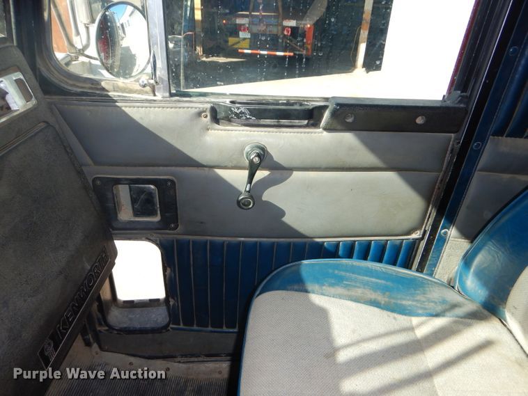 image for item DH4431 1993 Kenworth T800 dump truck