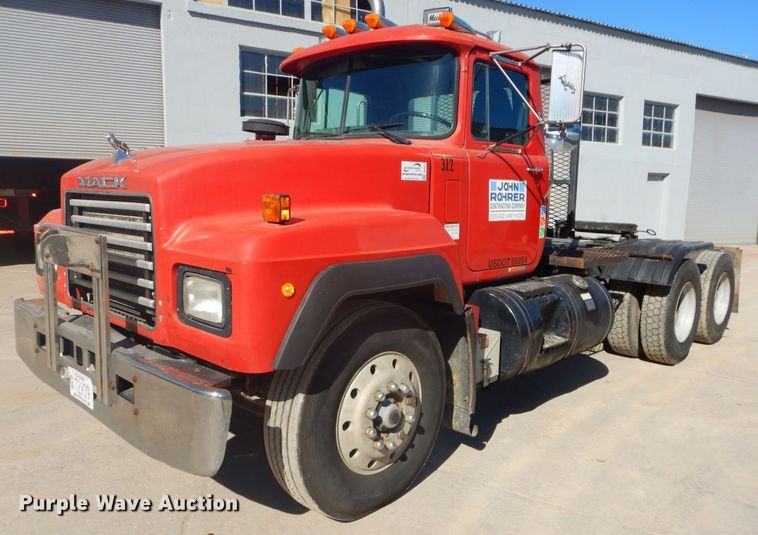 image for item DH4432 1995 Mack RD688S semi truck