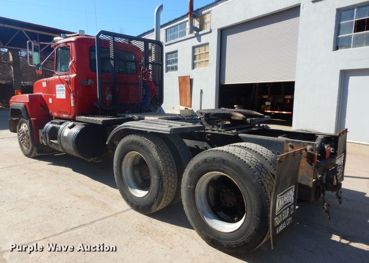 image for item DH4432 1995 Mack RD688S semi truck