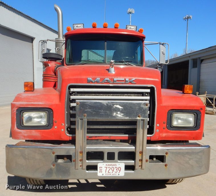 image for item DH4432 1995 Mack RD688S semi truck