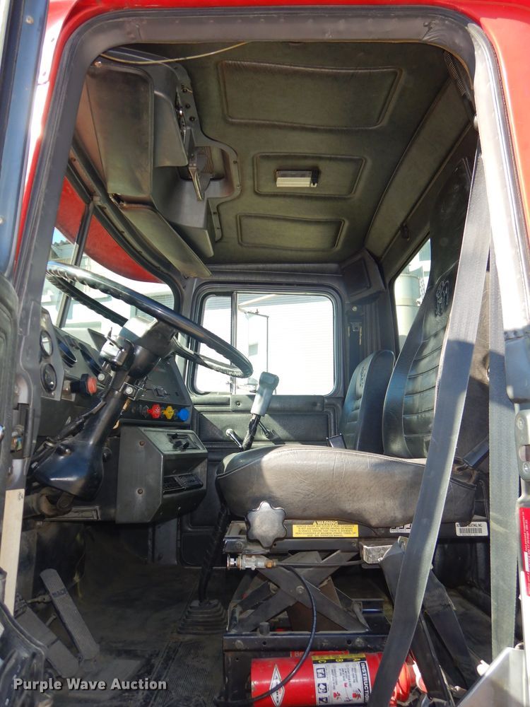 image for item DH4432 1995 Mack RD688S semi truck