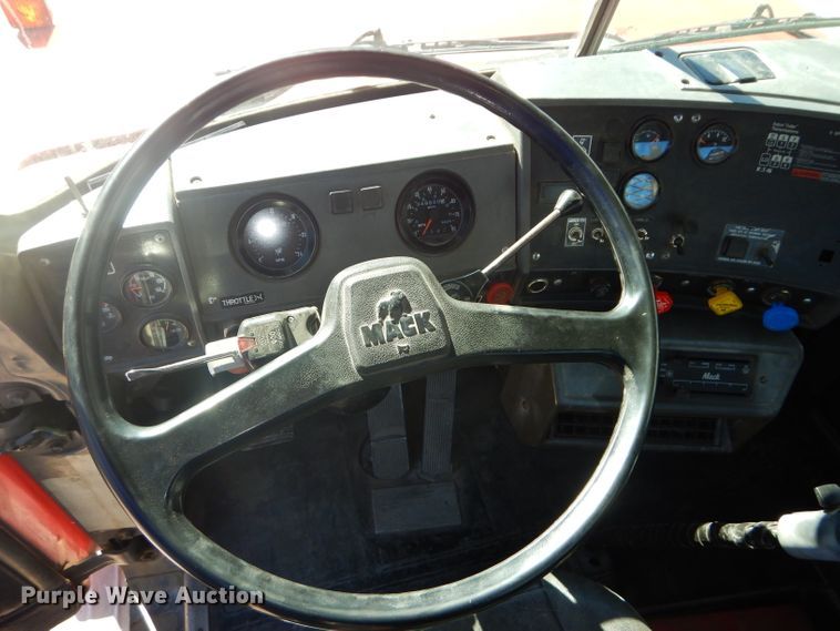 image for item DH4432 1995 Mack RD688S semi truck