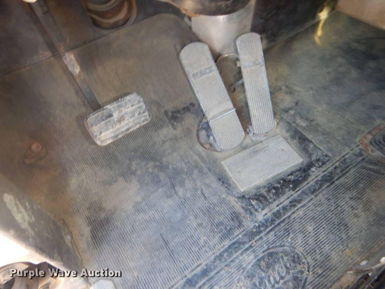 image for item DH4432 1995 Mack RD688S semi truck