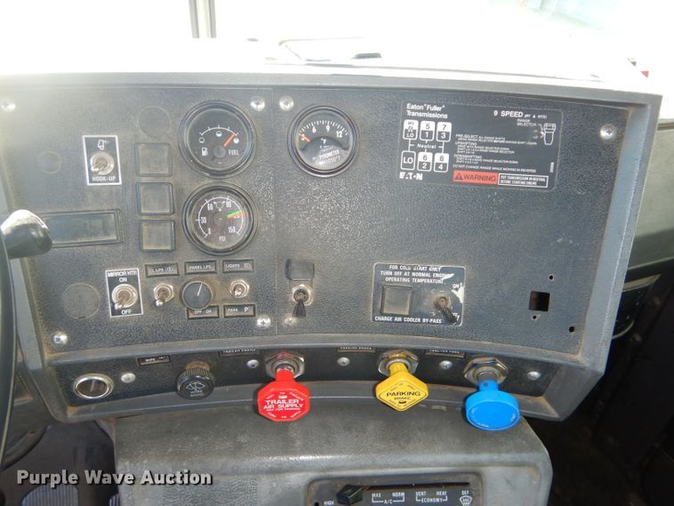 image for item DH4432 1995 Mack RD688S semi truck