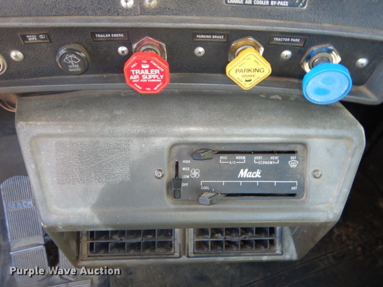 image for item DH4432 1995 Mack RD688S semi truck