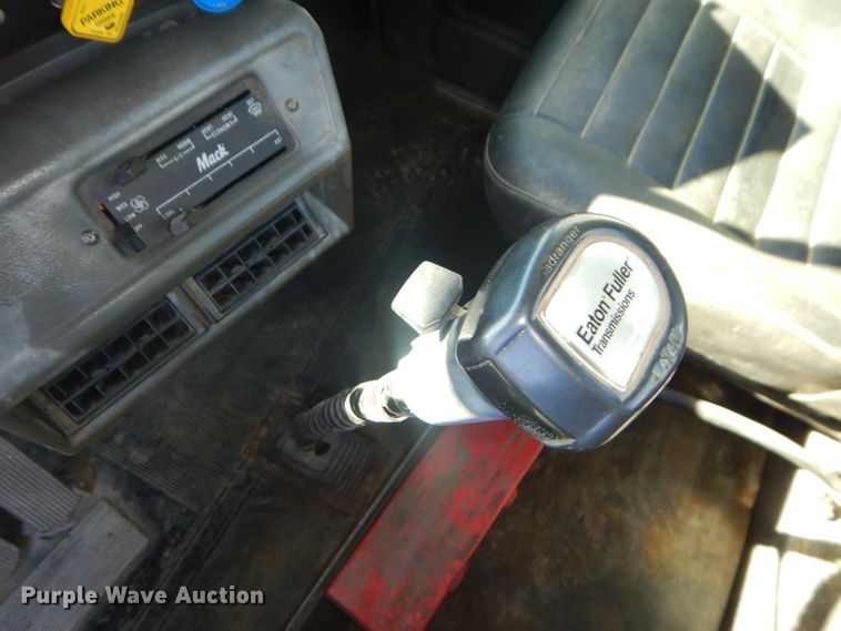 image for item DH4432 1995 Mack RD688S semi truck