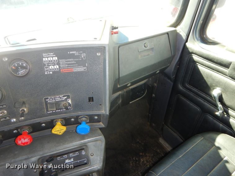 image for item DH4432 1995 Mack RD688S semi truck