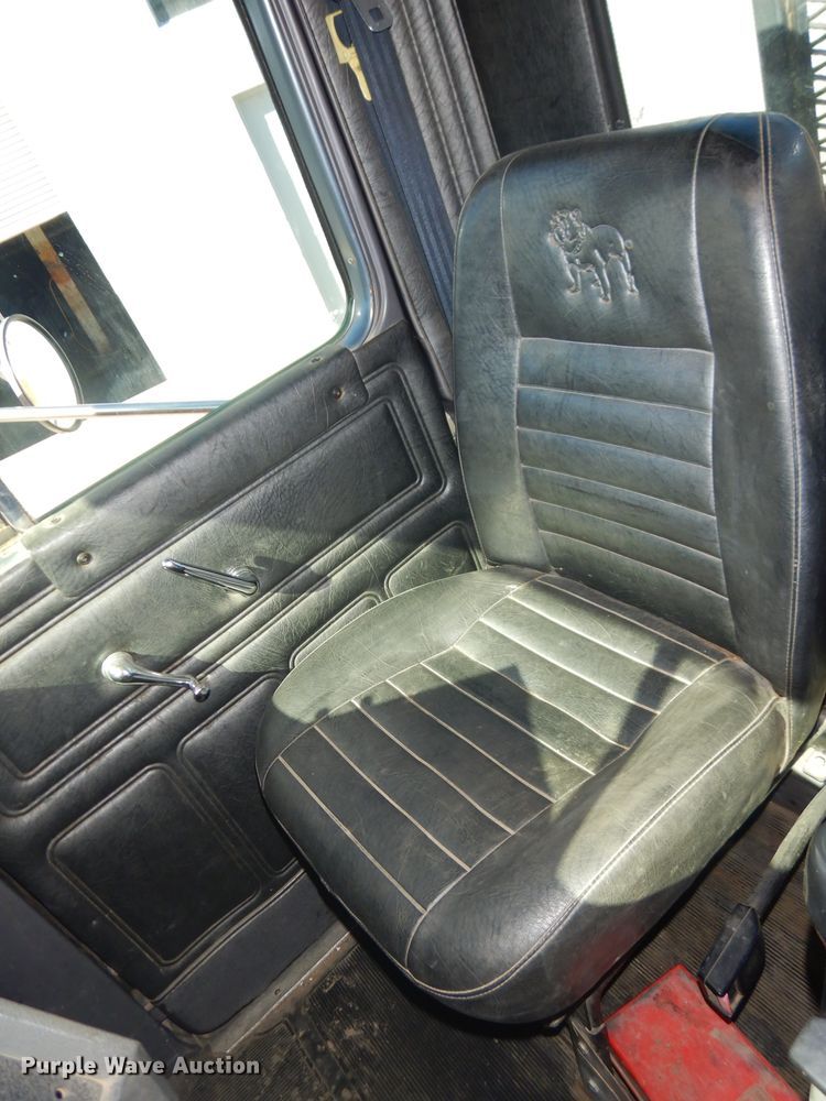 image for item DH4432 1995 Mack RD688S semi truck