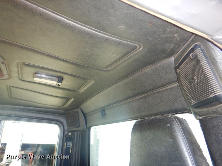 image for item DH4432 1995 Mack RD688S semi truck