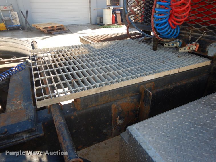 image for item DH4432 1995 Mack RD688S semi truck