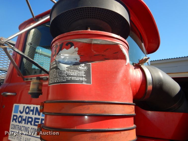 image for item DH4432 1995 Mack RD688S semi truck