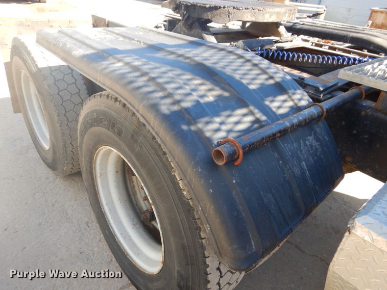 image for item DH4432 1995 Mack RD688S semi truck