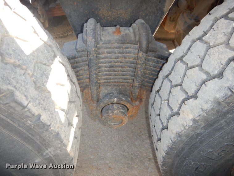 image for item DH4432 1995 Mack RD688S semi truck