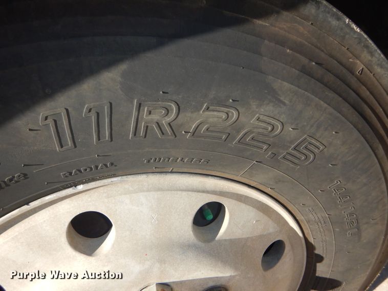 image for item DH4432 1995 Mack RD688S semi truck