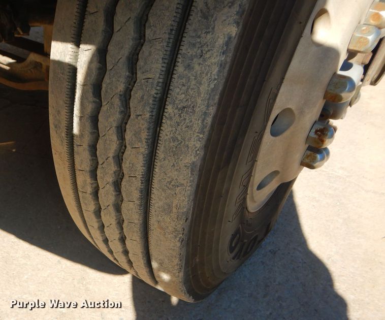 image for item DH4432 1995 Mack RD688S semi truck