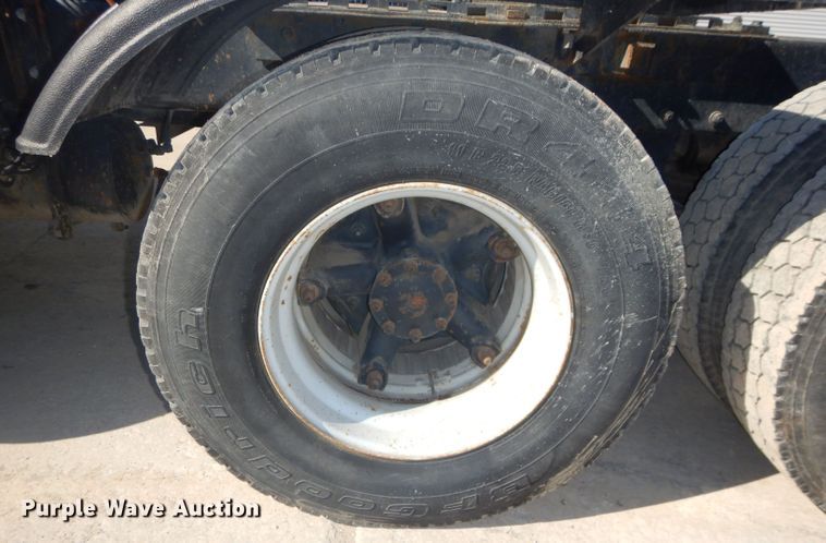 image for item DH4432 1995 Mack RD688S semi truck