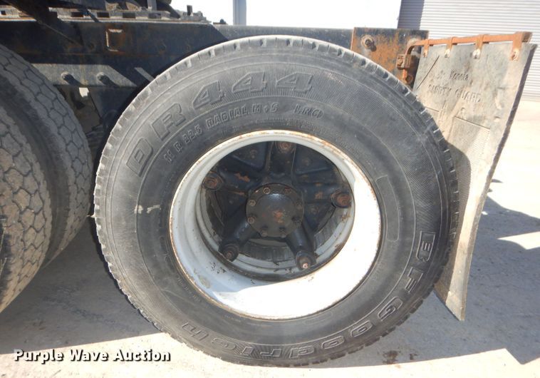 image for item DH4432 1995 Mack RD688S semi truck