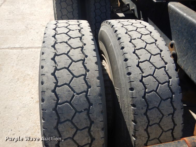 image for item DH4432 1995 Mack RD688S semi truck