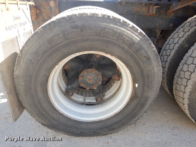 image for item DH4432 1995 Mack RD688S semi truck