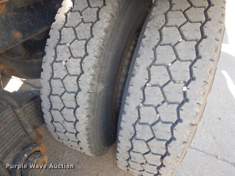 image for item DH4432 1995 Mack RD688S semi truck