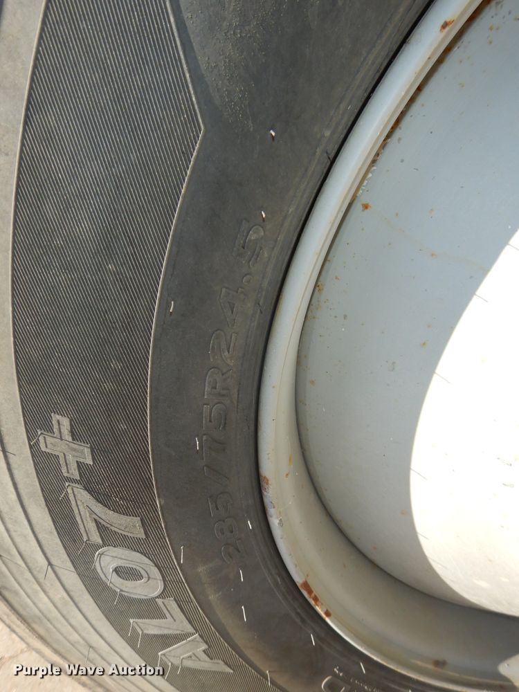 image for item DH4433 1991 Ford L9000 flatbed truck