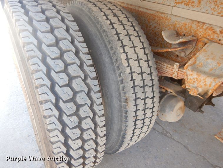 image for item DH4433 1991 Ford L9000 flatbed truck