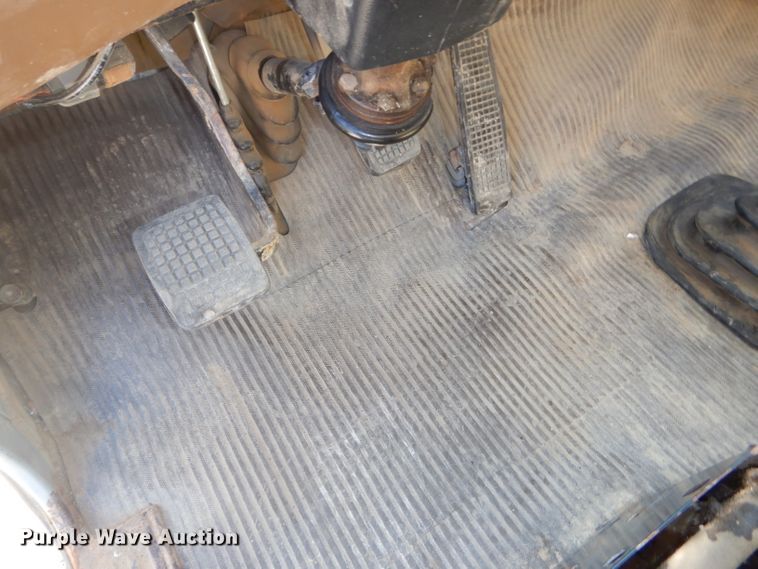 image for item DH4434 1994 Ford L8000 crane truck