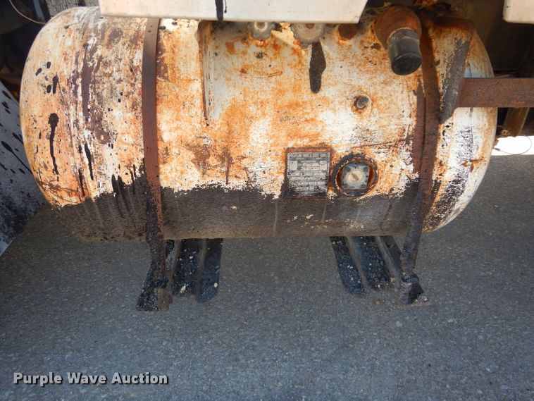 image for item DH4438 1995 Ford CF700 oil distribution truck