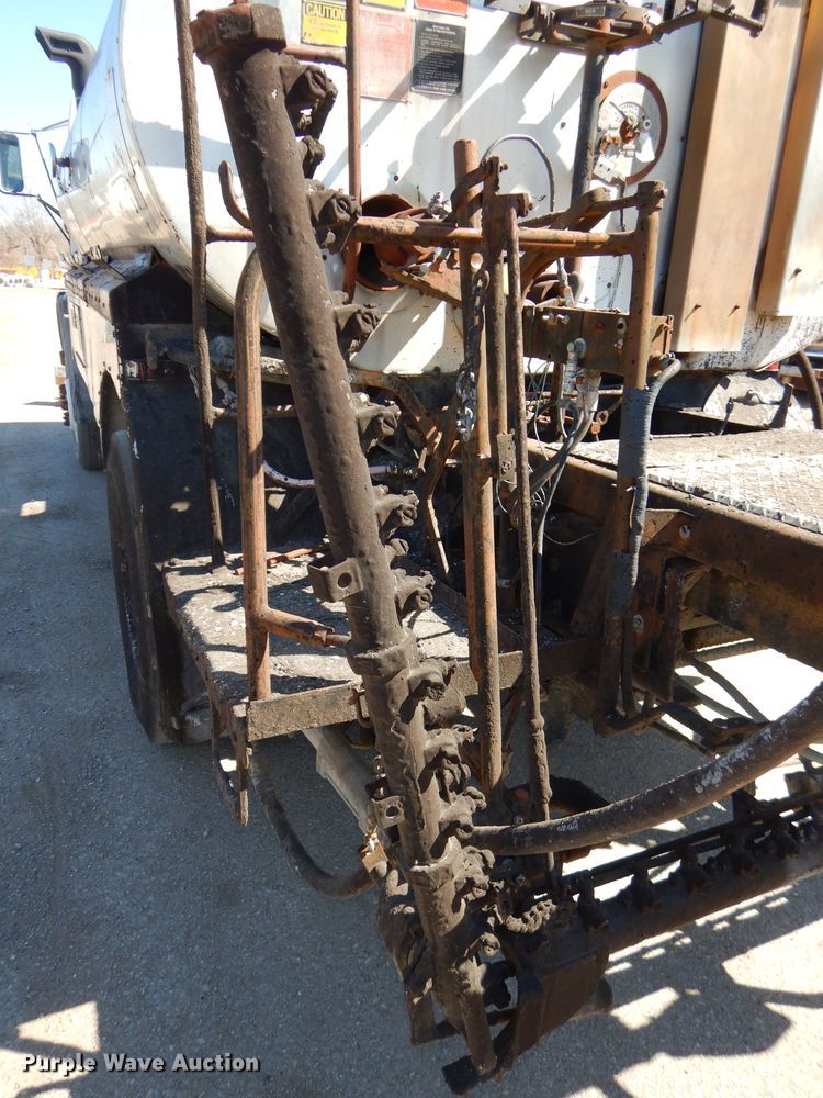 image for item DH4438 1995 Ford CF700 oil distribution truck