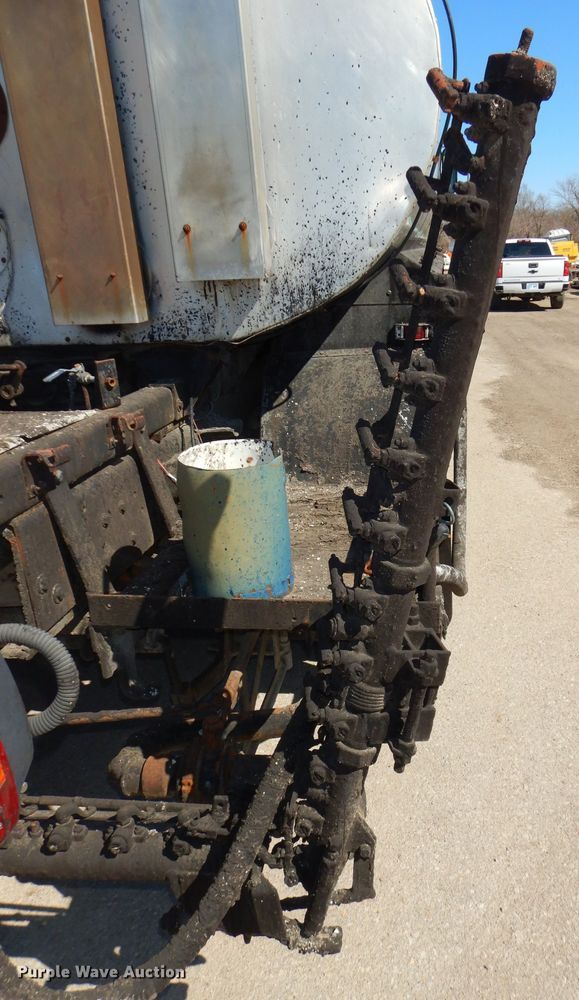 image for item DH4438 1995 Ford CF700 oil distribution truck