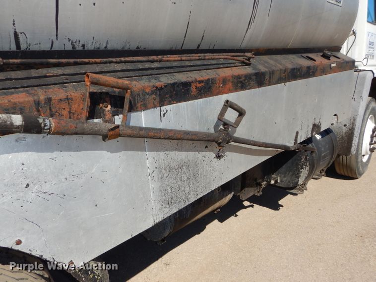 image for item DH4438 1995 Ford CF700 oil distribution truck