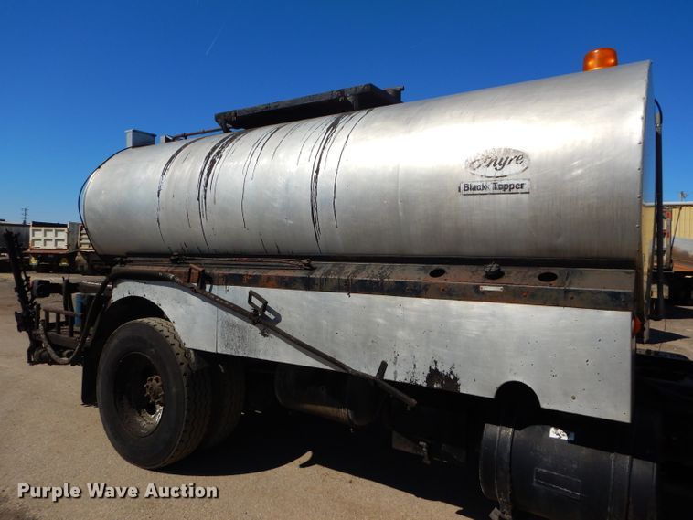 image for item DH4438 1995 Ford CF700 oil distribution truck