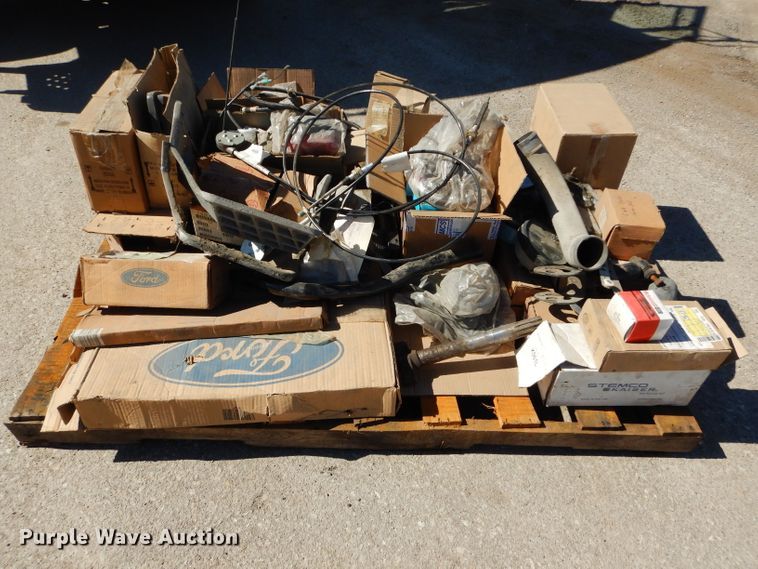 image for item DH4438 1995 Ford CF700 oil distribution truck