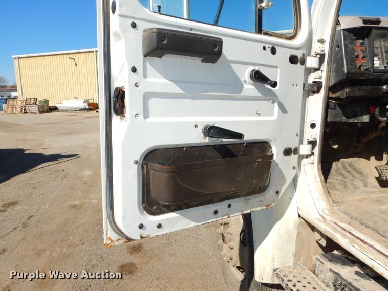 image for item DH4439 1999 International 4900 dump truck