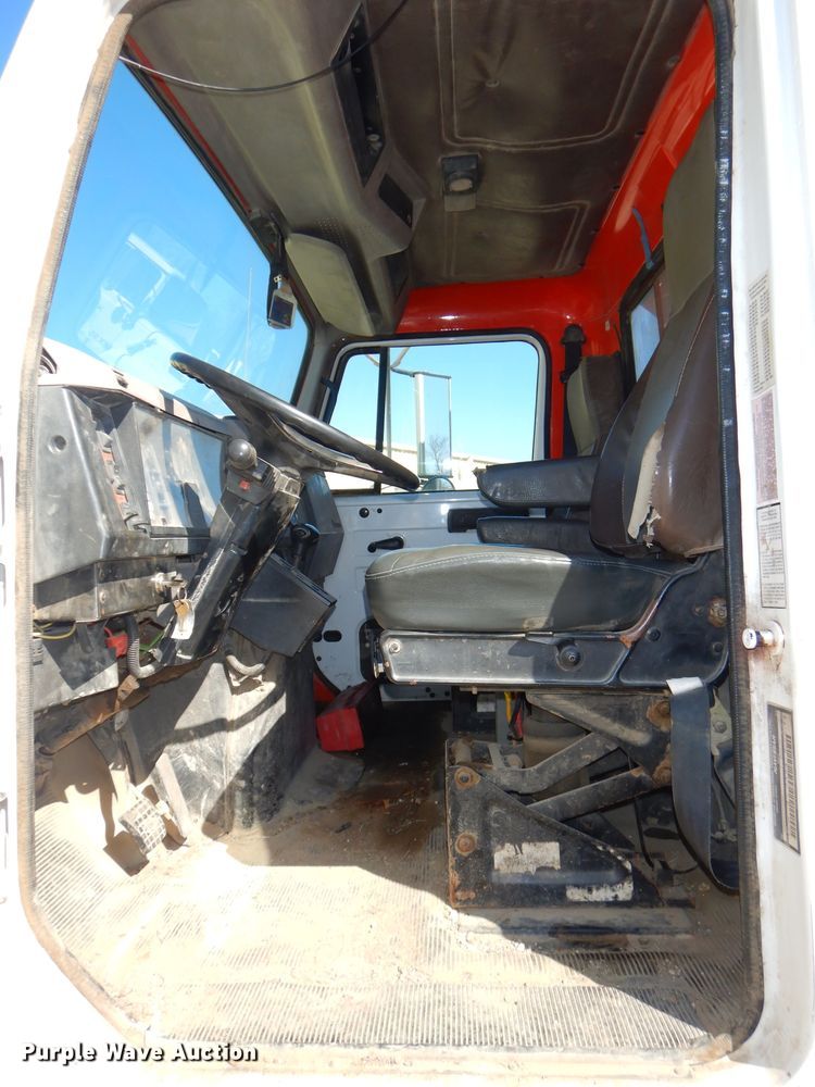 image for item DH4439 1999 International 4900 dump truck