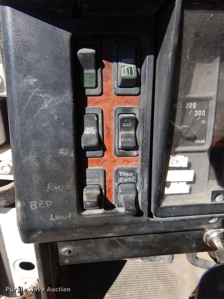 image for item DH4439 1999 International 4900 dump truck