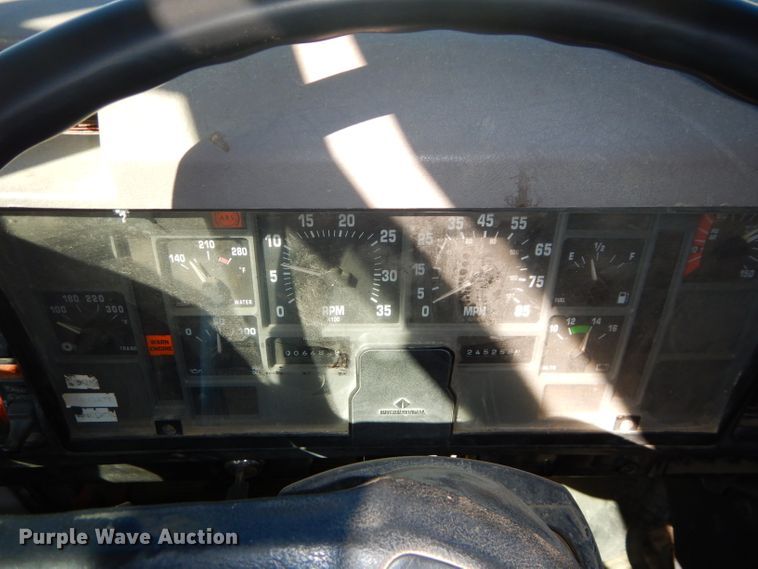 image for item DH4439 1999 International 4900 dump truck